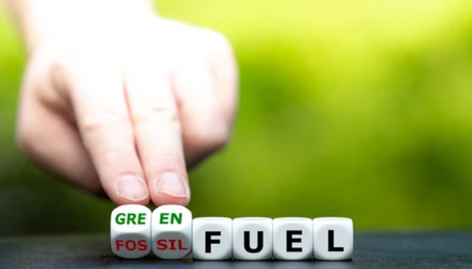 Hand holding cubes labeled 'green,' 'fossil,' and 'fue